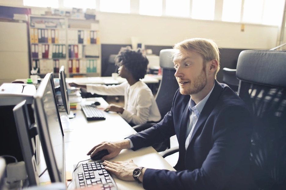 Team diversificato di professionisti in una riunione strategica in un ufficio moderno